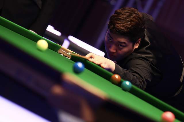 现出浓厚的 现出浓厚的